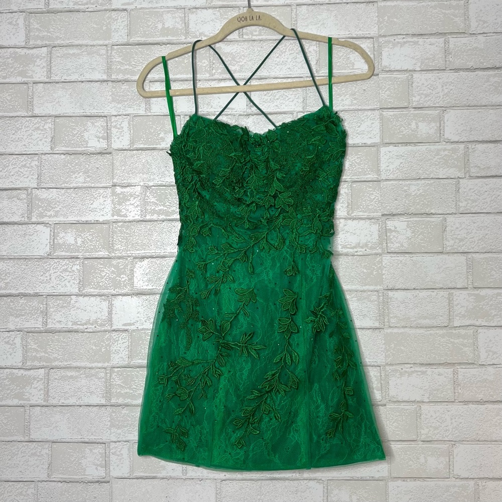 💚 Hellymoon 💚 Green Lace Embroidered Cocktail Dress size2 NWOT not Sherri Hill